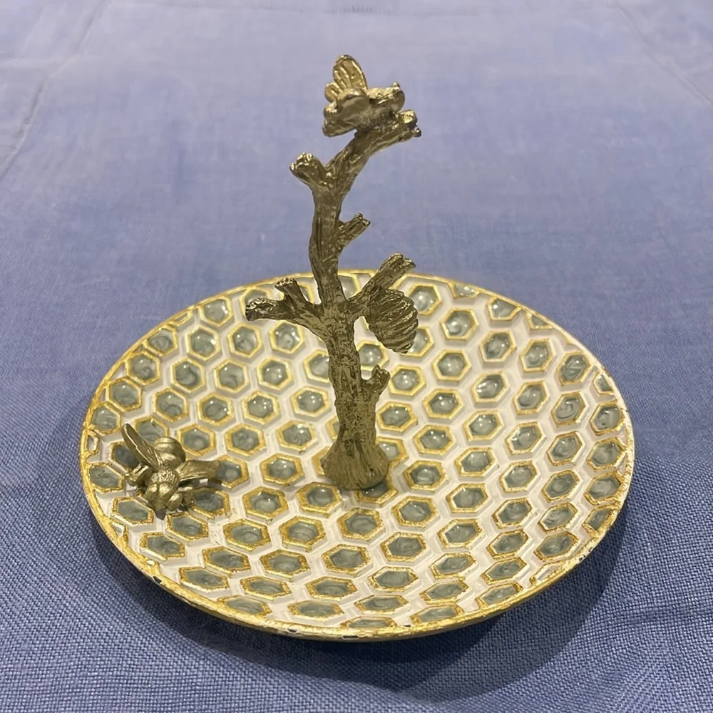 Honeycomb Plate Ring Holder with Bee & Hive - Picture 11 of 14